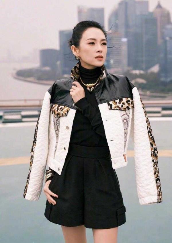 章子怡真是“氣質”天花板，一身黑色配豹紋夾克，高階又時髦