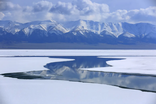 奇觀！賽里木湖驚現水霧大潮景象