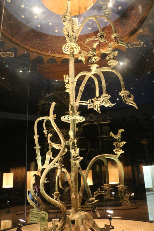 三星堆發現一個玉琮，上面的神樹圖案，揭開了它的使用之謎