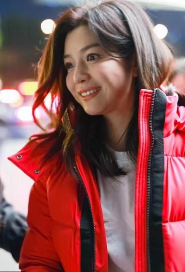 陳妍希新年開工首秀，紅色羽絨服保暖又吸睛，中長卷發洋氣又減齡