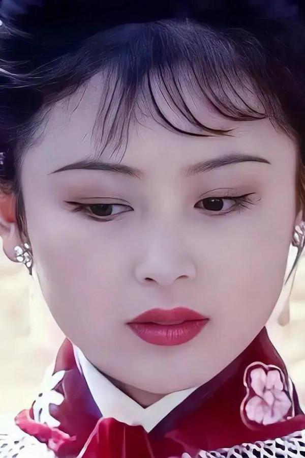 那些頂級的美人都不是V字臉，林青霞下巴美人溝，陳紅圓中帶方