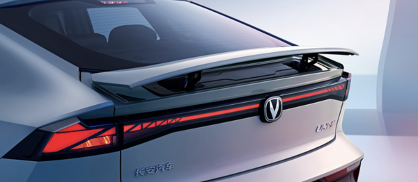 國產轎車顏值天花板？長安UNI-V真走心了，電動尾翼同級僅有