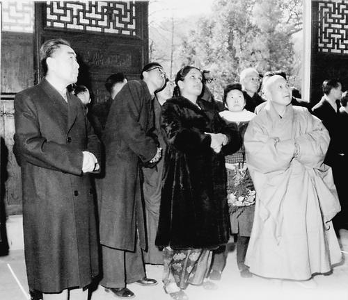 57年周恩來在斯里蘭卡講話，天降大雨他拒絕撐傘，第二天兩國建交