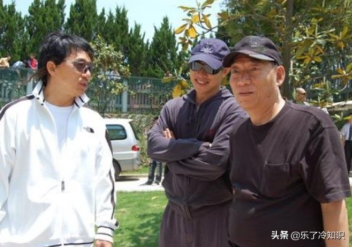 被譽為“第一武術指導”，4個弟弟都是演員，周星馳為其斟酒