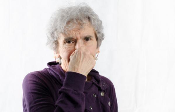 為何老人身上常有臭味？50歲後最好少做這幾件事，或可預防老年臭