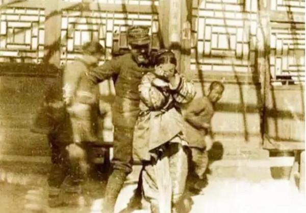 八國聯軍侵華照片曝光,從下水道爬進京城,瘋狂程度令人髮指 八國聯軍侵華照片曝光,從下水道爬進京城,瘋狂程度令人髮指