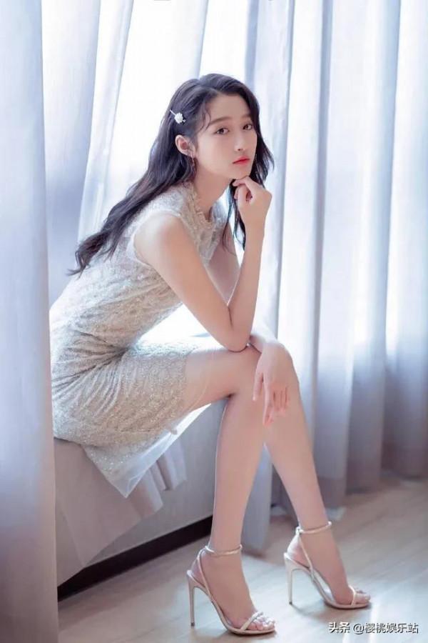 關曉彤驚豔美圖，國民閨女長大了，大長腿吸睛