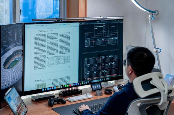 比電視還爽的 48 吋 OLED 桌面電競巨屏，KTC G48P5 顯示器測評詳解