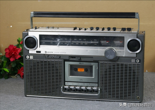 這是一款70年代日本勝利Victor公司推出的全波段收錄機 RC-828