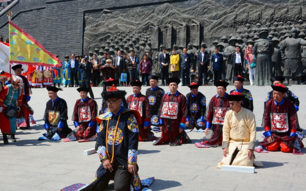 乾隆七世孫手戴帝王扳指,曾號召百官公開祭祖,至今仍穿龍袍 乾隆七世孫手戴帝王扳指,曾號召百官公開祭祖,至今仍穿龍袍