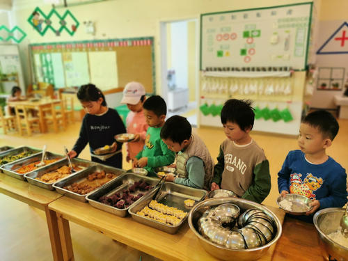 芝士焗龍蝦、檸香三文魚、海參小米粥，你敢相信這是家幼兒園伙食