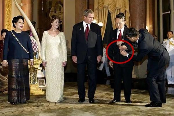 花心泰王也有孝順一面:外出和母親十指緊扣,彎腰給普密蓬扣衣服 花心泰王也有孝順一面:外出和母親十指緊扣,彎腰給普密蓬扣衣服