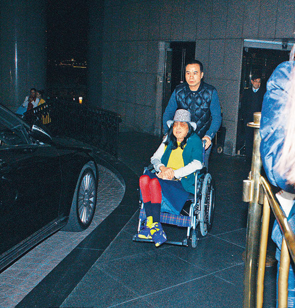 從賭王最美女兒變成精神失常的瘋婆子，是誰造就了何超英的悲劇？