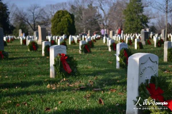 詭異的日本街頭：滿地花圈、滿臉開心