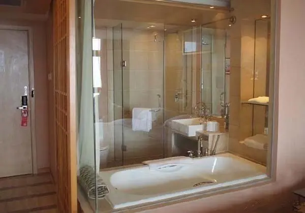 為什麼酒店衛生間的玻璃，總是透明的？