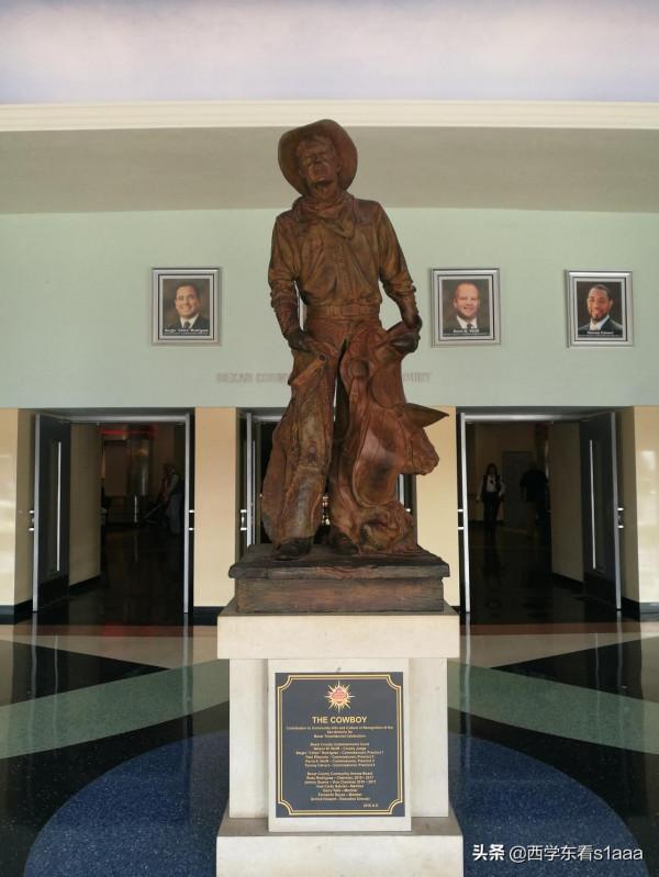 得克薩斯州的那些牛仔雕塑、牛仔裝備