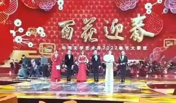 春晚主持人陣容官宣，新舊結合，張若昀跨界做主持，和唐藝昕同框