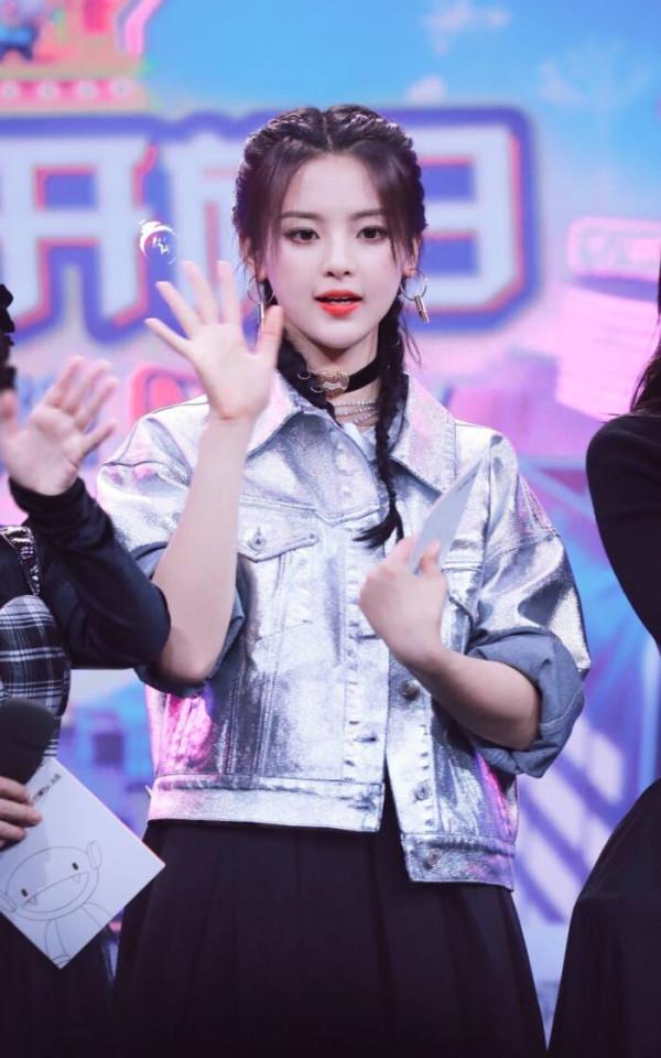 楊超越：從流水線打工人到走紅，讓多少二代們不服氣但又無可奈何