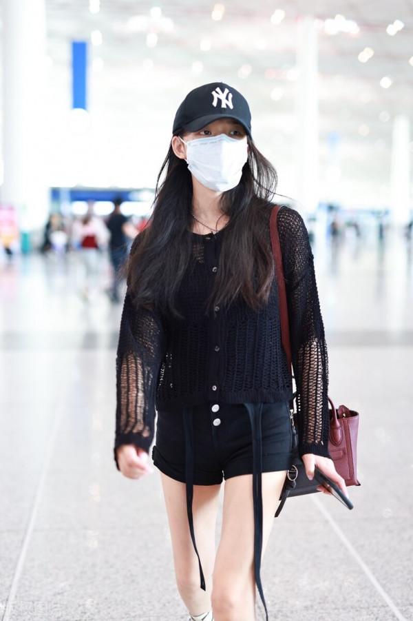 林允穿鏤空袖上衣搭配黑色短褲，腳踩白色運動鞋又酷又美