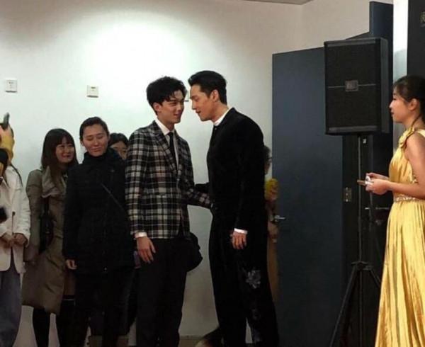 楊冪伸脖似鴕鳥,鹿晗關曉彤像老大爺,儀態差,顏值再高也白搭 楊冪伸脖似鴕鳥,鹿晗關曉彤像老大爺,儀態差,顏值再高也白搭