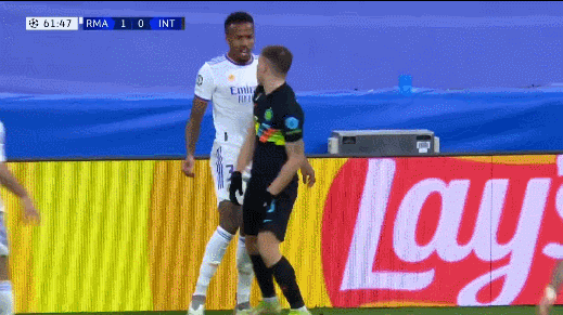 火爆！歐冠2戰3次衝突+4人染紅，中超舊將揮鐵拳，西蒙尼暴怒