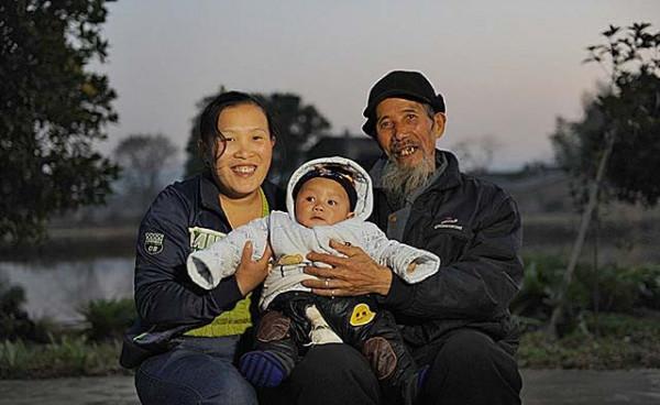 8年前，湖南71歲郎中生一男孩，如今由外婆照顧，夫妻倆在外旅遊