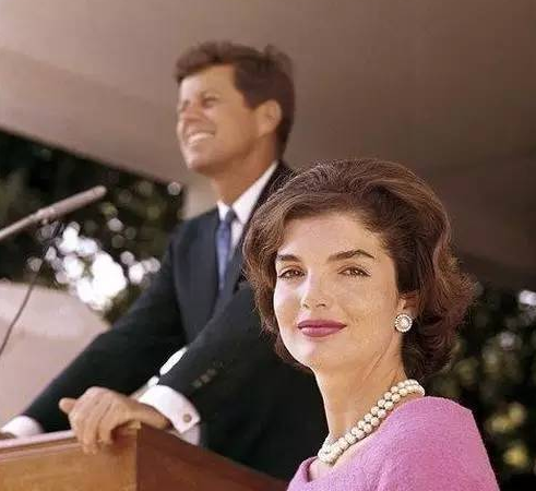 傑奎琳：24歲嫁肯尼迪，34歲成總統遺孀，再嫁希臘船王，人生完美