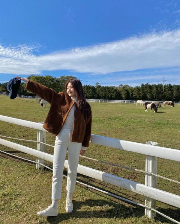 今冬流行“上短+下長”，小個子這樣穿，時髦又顯高