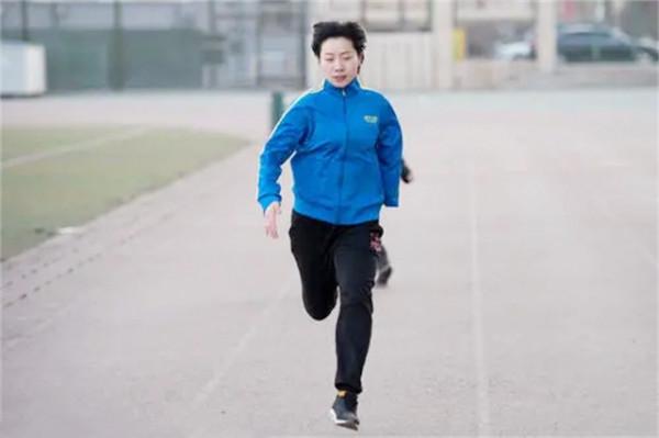 老人收養殘疾女孩25年,撿廢品供她上學,如今是國家二級運動員 老人收養殘疾女孩25年,撿廢品供她上學,如今是國家二級運動員