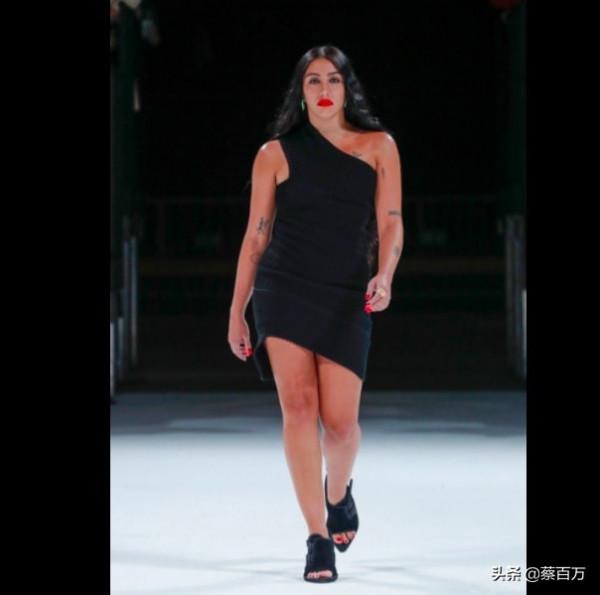 暗黑系星二代伸展臺當道,剃平頭秀腋下,強調個性一定要這樣嗎? 暗黑系星二代伸展臺當道,剃平頭秀腋下,強調個性一定要這樣嗎?