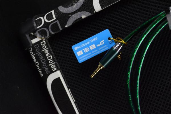 配樂播放者選用的發燒級鍍銀音訊線，一根用到底，省錢又省力