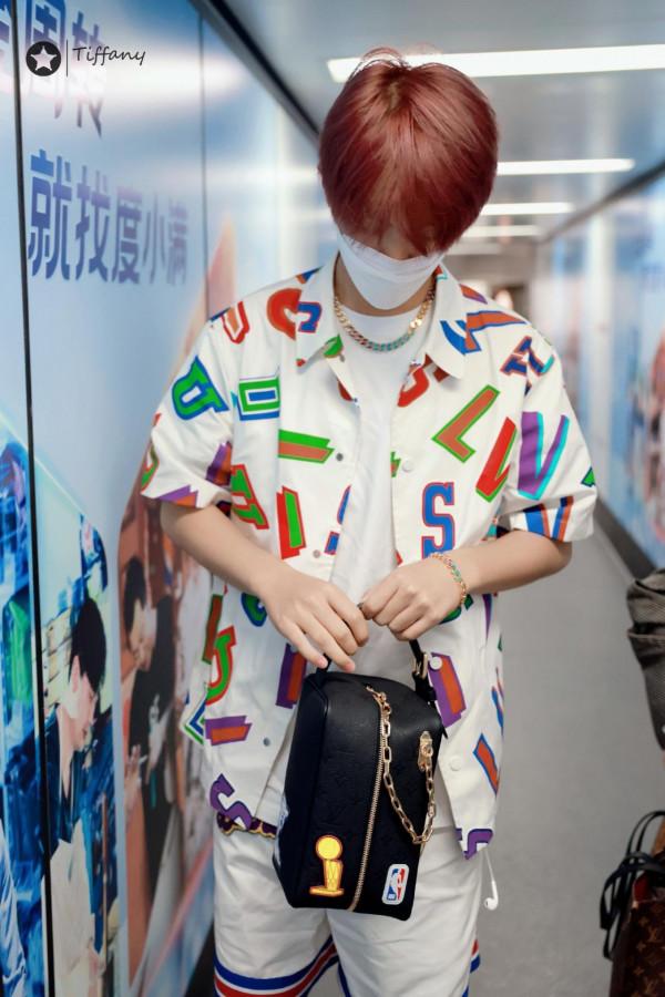 穿長裙、塗指甲油的boy黃明昊，男生還能這麼搭