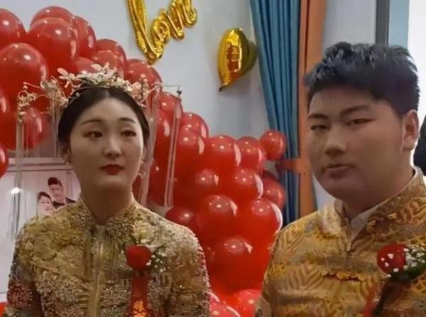 草帽姐身體透支住院，佩戴金鐲豪華別墅被曝，難怪朱之文力捧兒媳