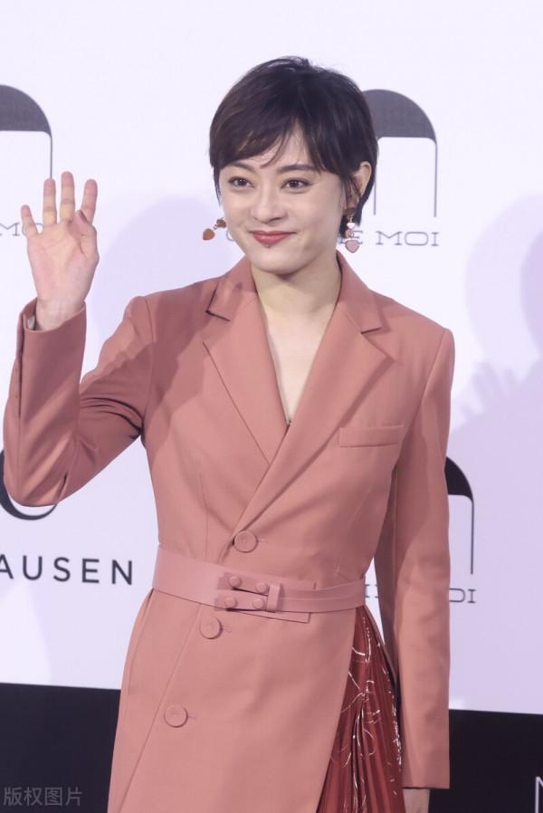 39歲孫儷挺少女,粉色西裝裙配桃心耳墜溫柔減齡,少了“娘娘範” 39歲孫儷挺少女,粉色西裝裙配桃心耳墜溫柔減齡,少了“娘娘範”