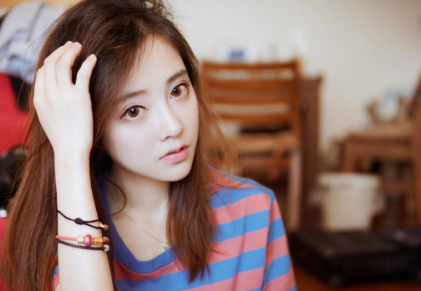 馮提莫的臺上臺下差距太大，臺上是耀眼女神，臺下開口驚豔驚眾人