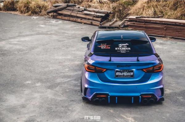 這臺現代Elantra有點獨特