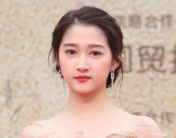 金雞獎女星生圖：倪妮凍得發抖，張小斐妝容翻車，關曉彤滿臉疲倦