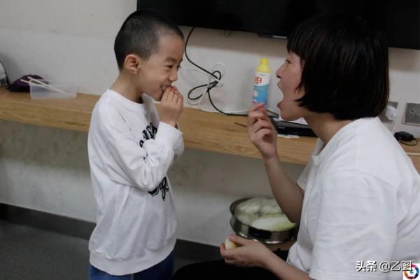 女子懷孕7個月摔跤導致早產，孩子出生僅1.35斤，數次手術求活命