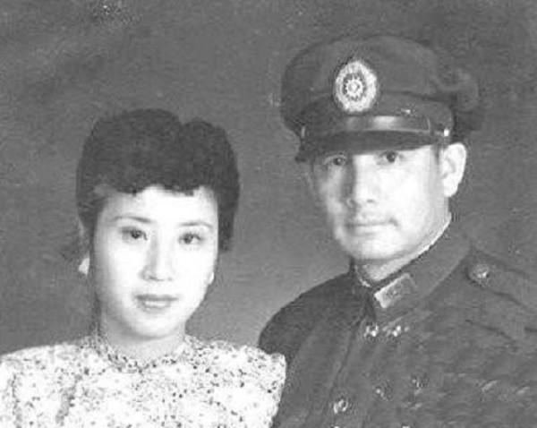 張靈甫：曾陷殺妻風波被唾罵，三段婚姻不幸福，42歲再娶17歲嬌妻