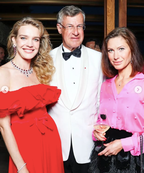 LV太子妃才是扮嫩天花板！穿荷葉領紅裙秀香肩，不像五個孩子的媽