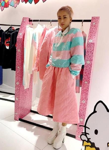 徐濠縈的“混搭風”看不懂，膚色深還愛穿粉色，驢蹄鞋確實雷人