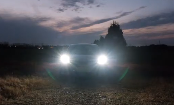 特斯拉為全體車主推送燈光秀功能 結果有車主大燈燒壞