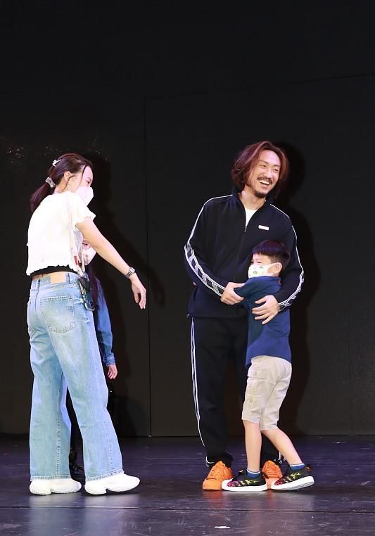 鄭中基9月17日攜妻子見粉絲,不及前妻阿SA漂亮,2孩子是路人臉 鄭中基9月17日攜妻子見粉絲,不及前妻阿SA漂亮,2孩子是路人臉