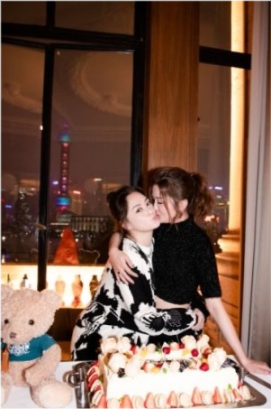 阿sa慶生排場太大！穿露臍裝變闊太比阿嬌更出眾，主角氣場不遜色