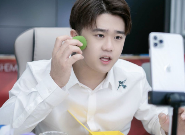 趙夢澈倒欠辛巴公司1900萬，自曝存款30萬，20萬給師孃買生日禮物