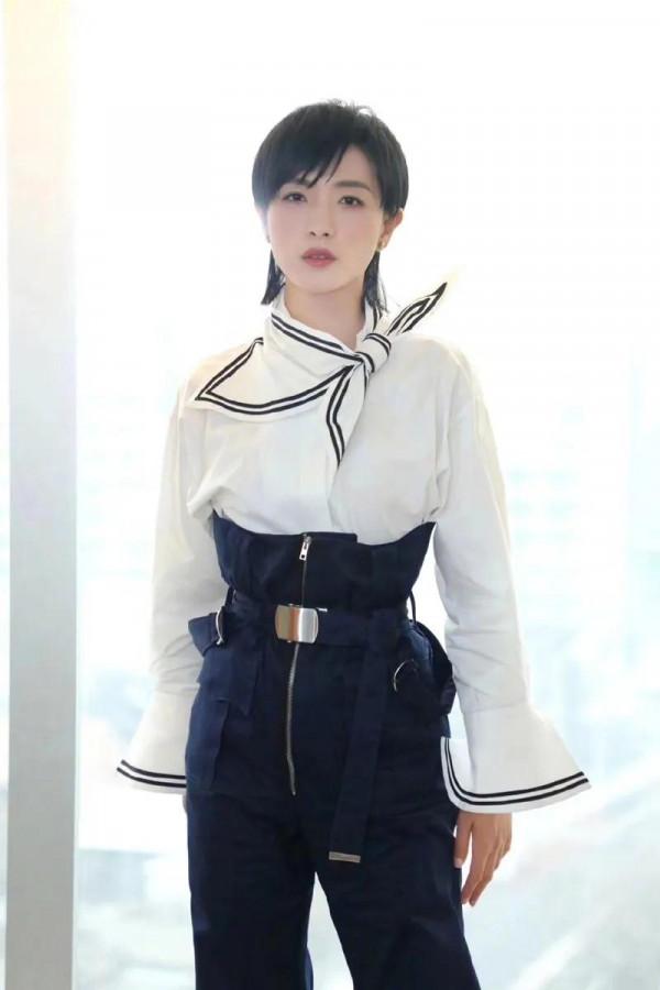 精緻的面龐，優雅迷人，時尚女神萬茜