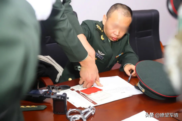 KTV出現穿軍裝的上尉,自稱是集團軍營長:正在實施交友活動 KTV出現穿軍裝的上尉,自稱是集團軍營長:正在實施交友活動