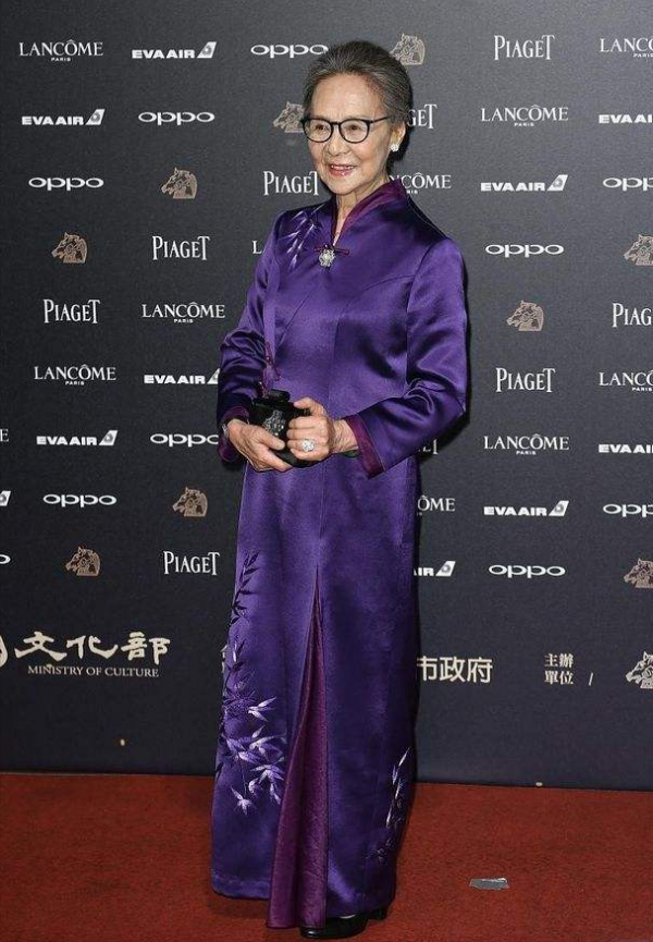 紅毯背後的“內卷”：明星冬天露肩、露腿成常態，粉絲也跟著操心