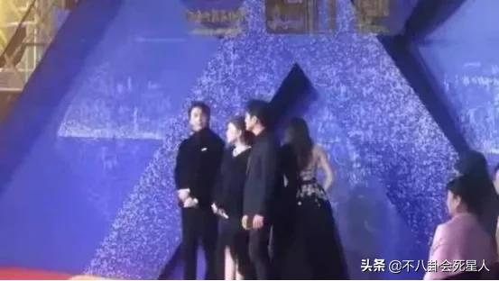 男星走紅毯高情商瞬間，有人提裙襬、披衣服，也有人摔倒都不扶