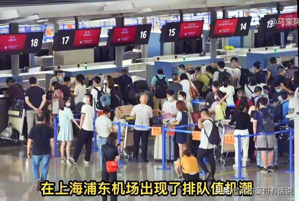 10萬元的天價機票擋不住赴美留學生的熱潮。尷尬、無奈…… 10萬元的天價機票擋不住赴美留學生的熱潮。尷尬、無奈……